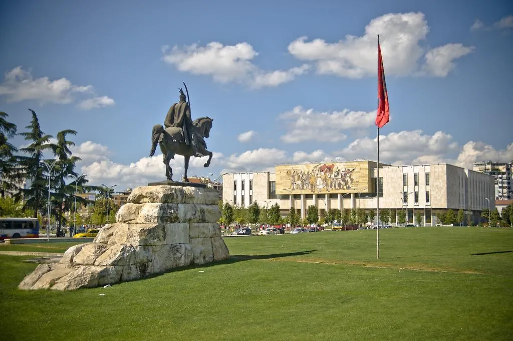 Lugano Hotel Tirana 3*,